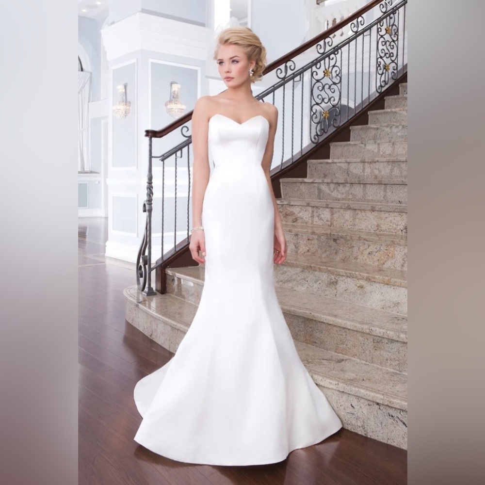 Chic White Sleeveless Gown - Picture 5 of 11